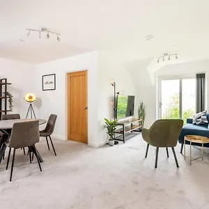 Pass The Keys Modern, Light And Airy 2 Bed Apt With Free Parking , York United Kingdom